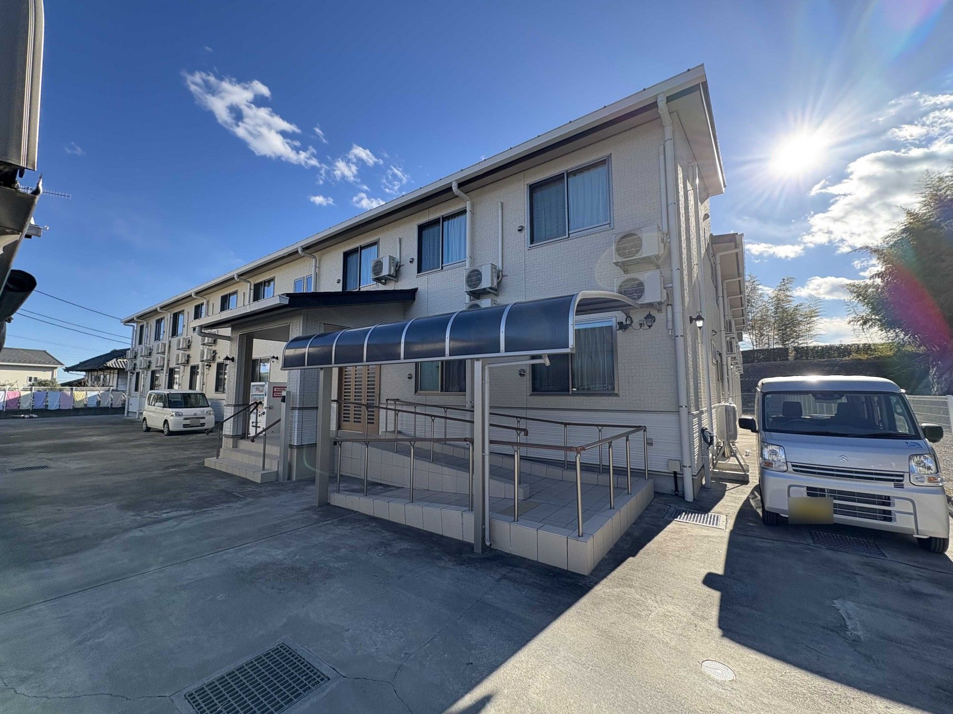 日差しが差し込む建物の外観