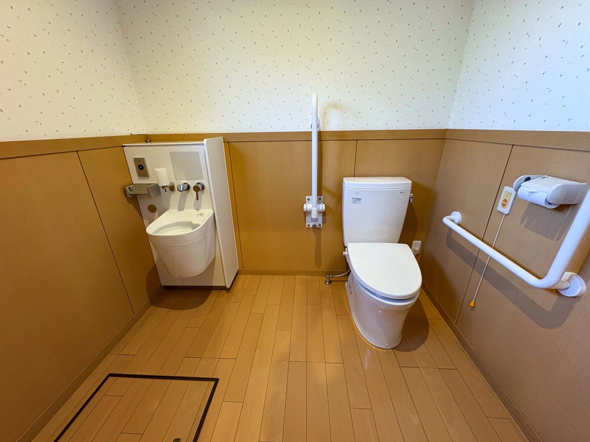 手すり付きのトイレ