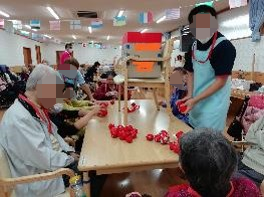 三角屋根の平屋建ての建物。白い外壁が清潔感がある。