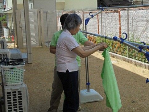 リハビリ中の高齢者とスタッフ