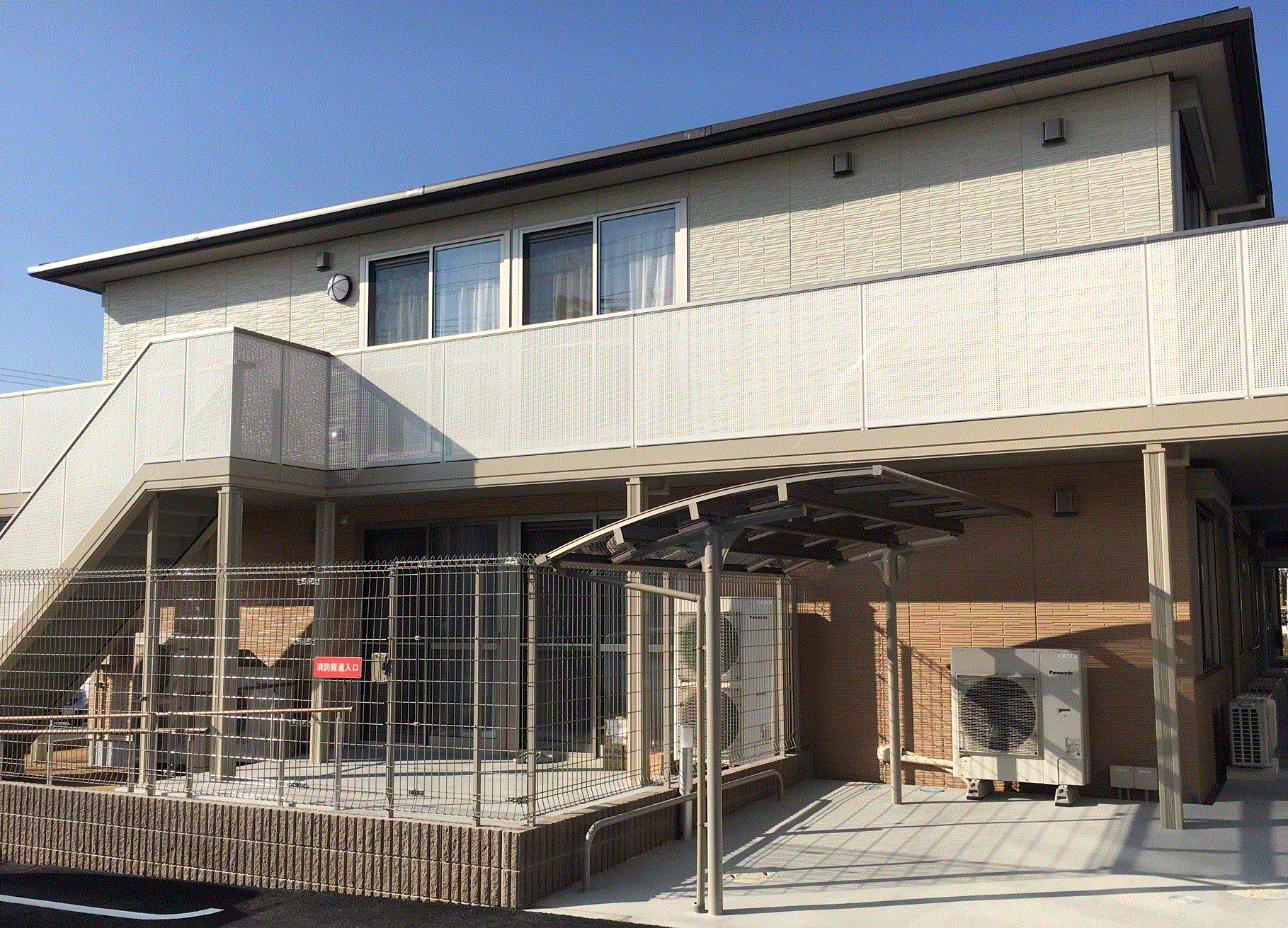 明るい外観の建物