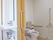 居室に完備されているトイレには、緊急呼び出しブザーが取りつけられ、隣のスペースには温水機能付きの洗面台が設置されている。