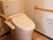 両サイドに手すりが付いたトイレは安全に使用できる。
