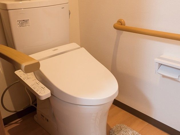 トイレがついた居室。手すりが両サイドに設置されたシンプルな造り。