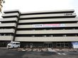 鉄骨５階建ての建物である。外壁はクリーム色で、一般マンションを思わせる風情である。建物の前に白線で区分された駐車場がある。
