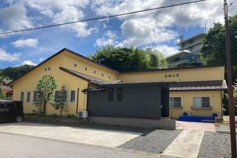 黄色い外壁の建物外観
