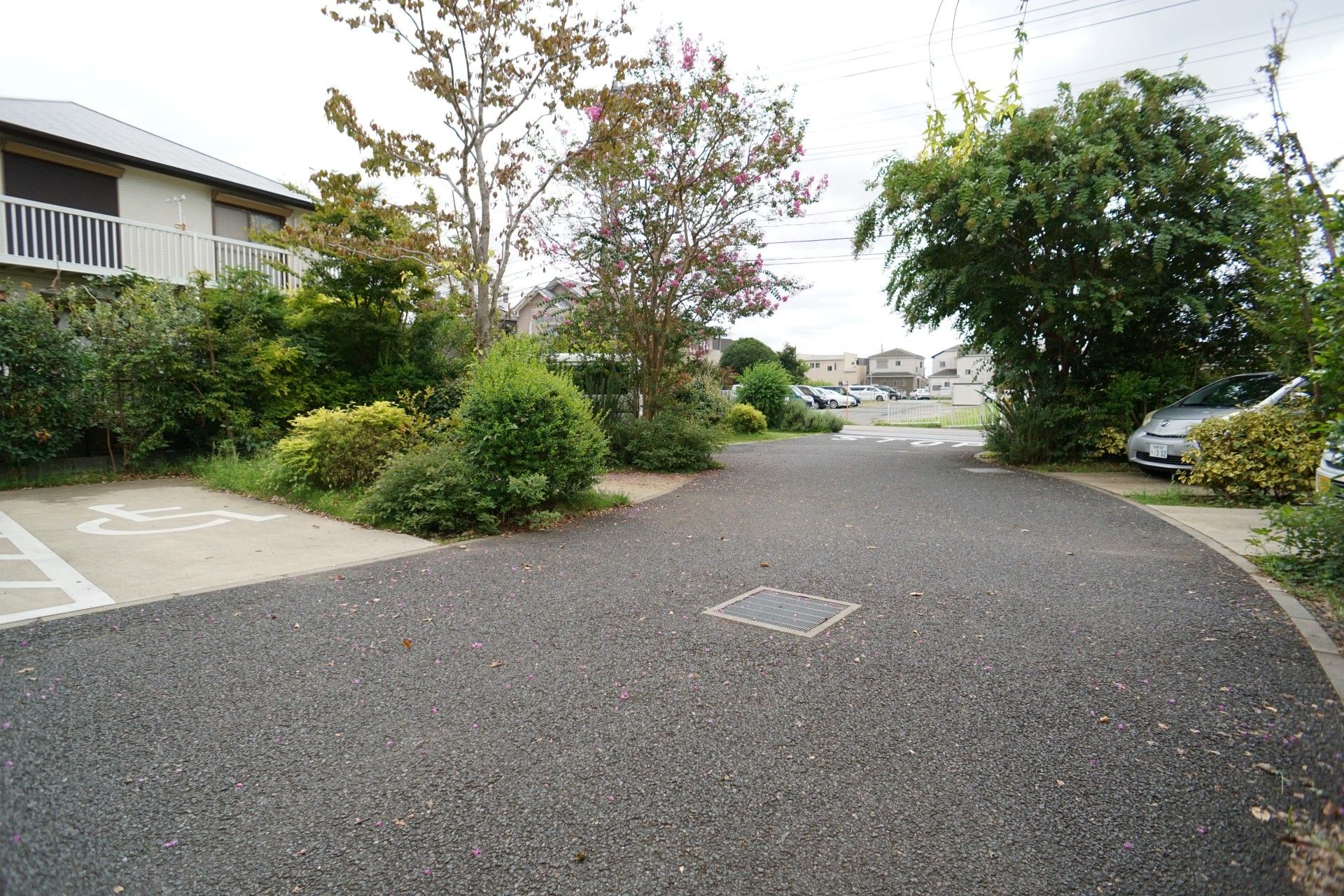 駐車場のある外観