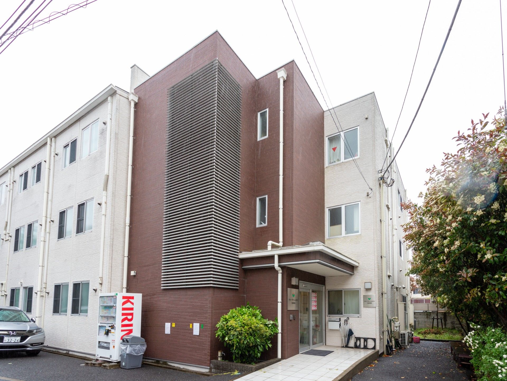 落ち着いた外観の建物