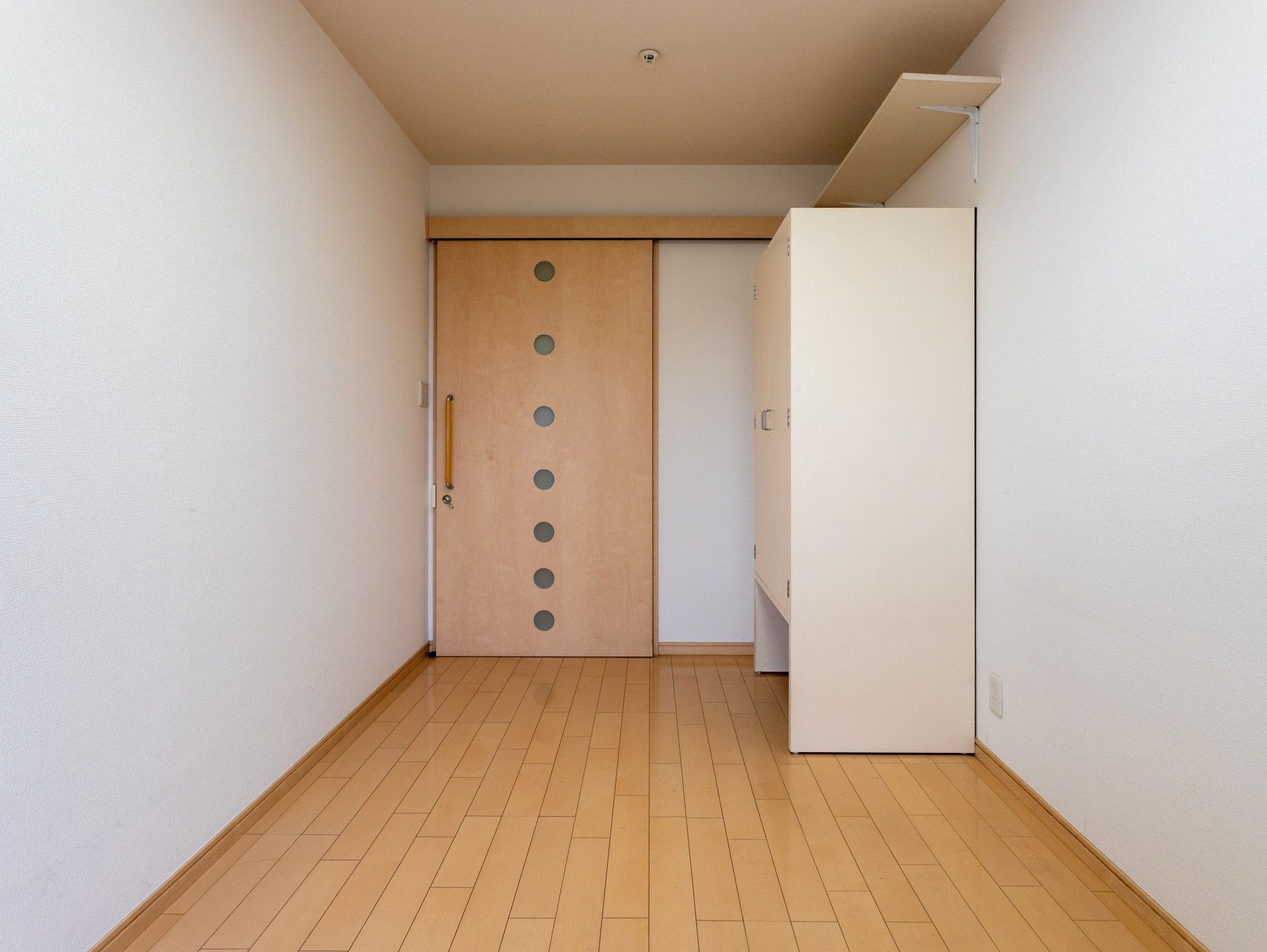 シンプルな居室の入口