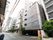 都会の中の落ち着いた建物