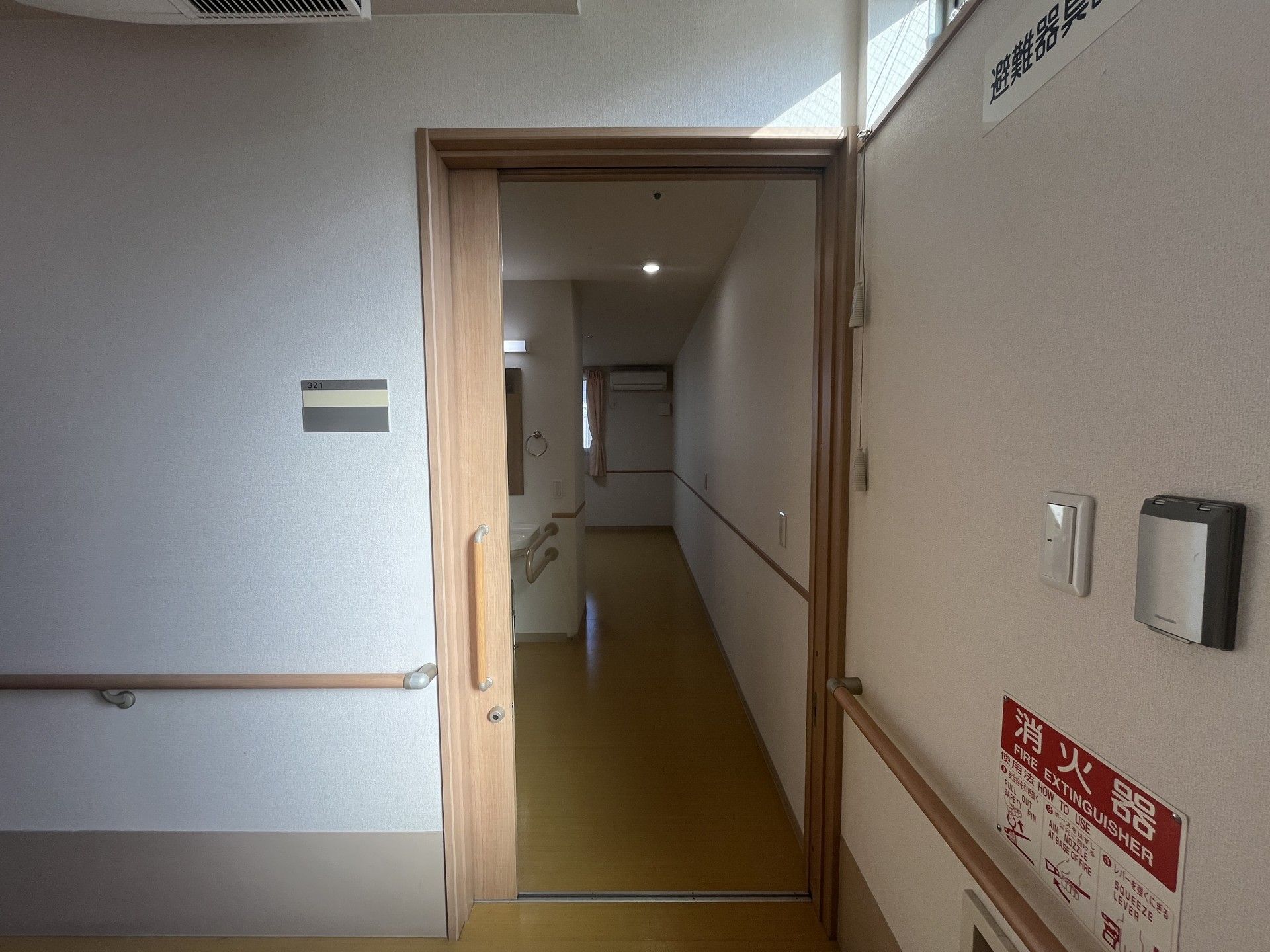 手すり付きの廊下