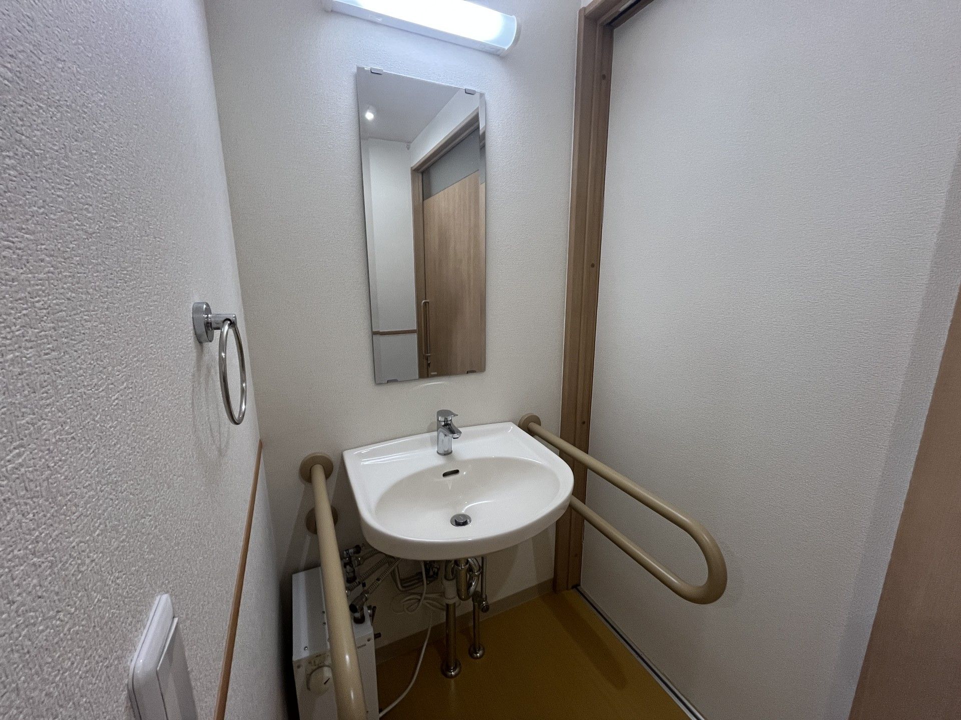 手すり付き洗面台