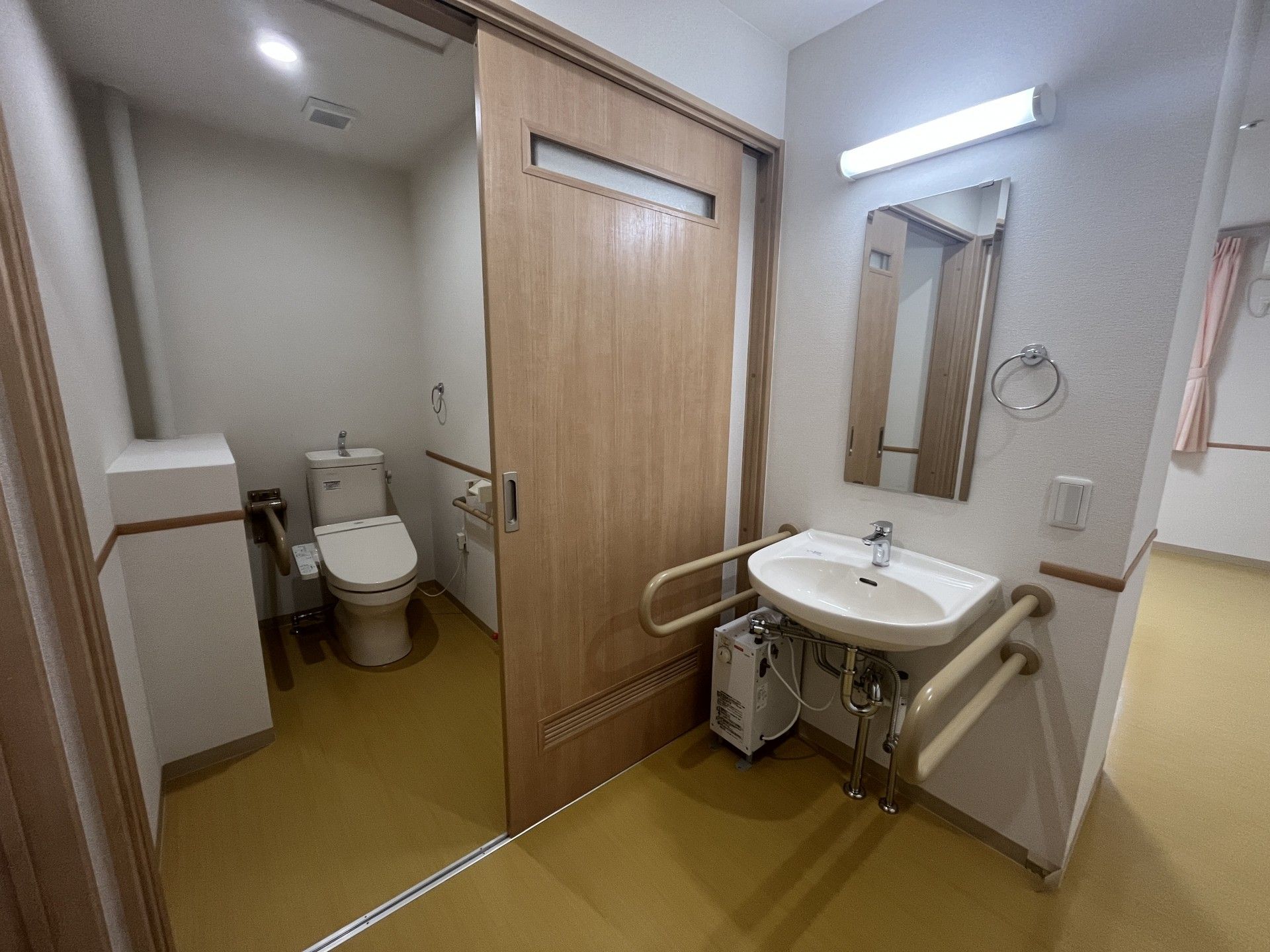 手すり付きの洗面所