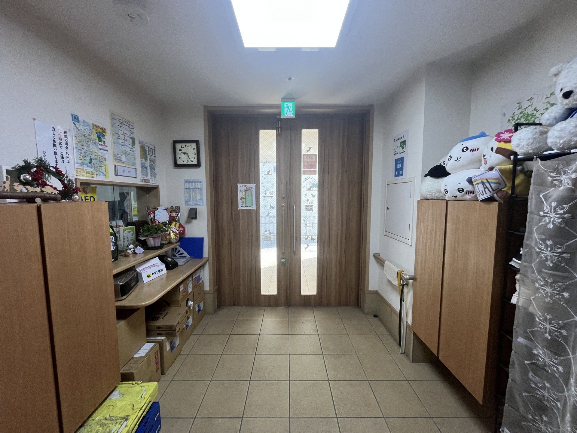 明るい廊下の出入口