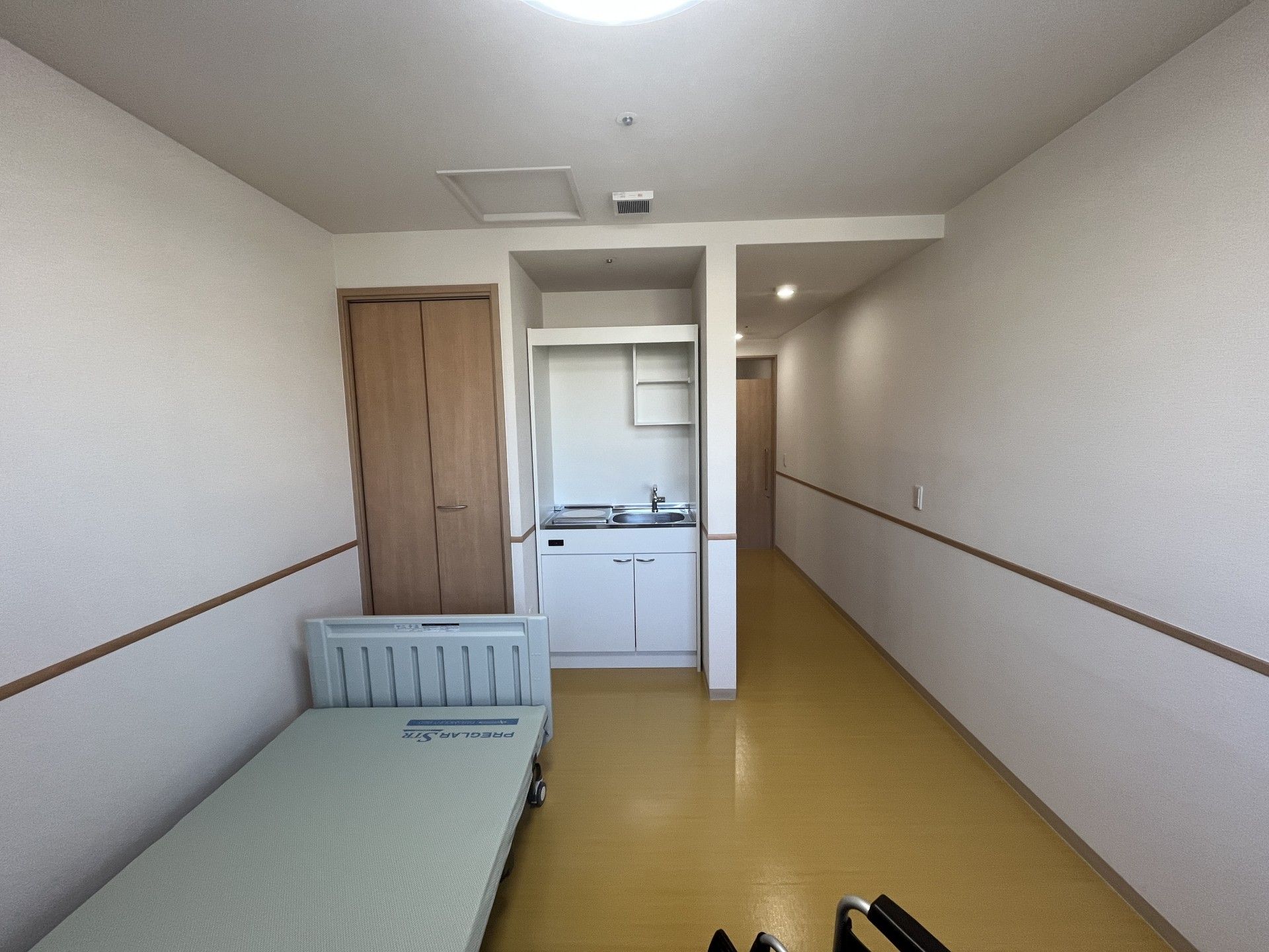 シンプルな居室の一角