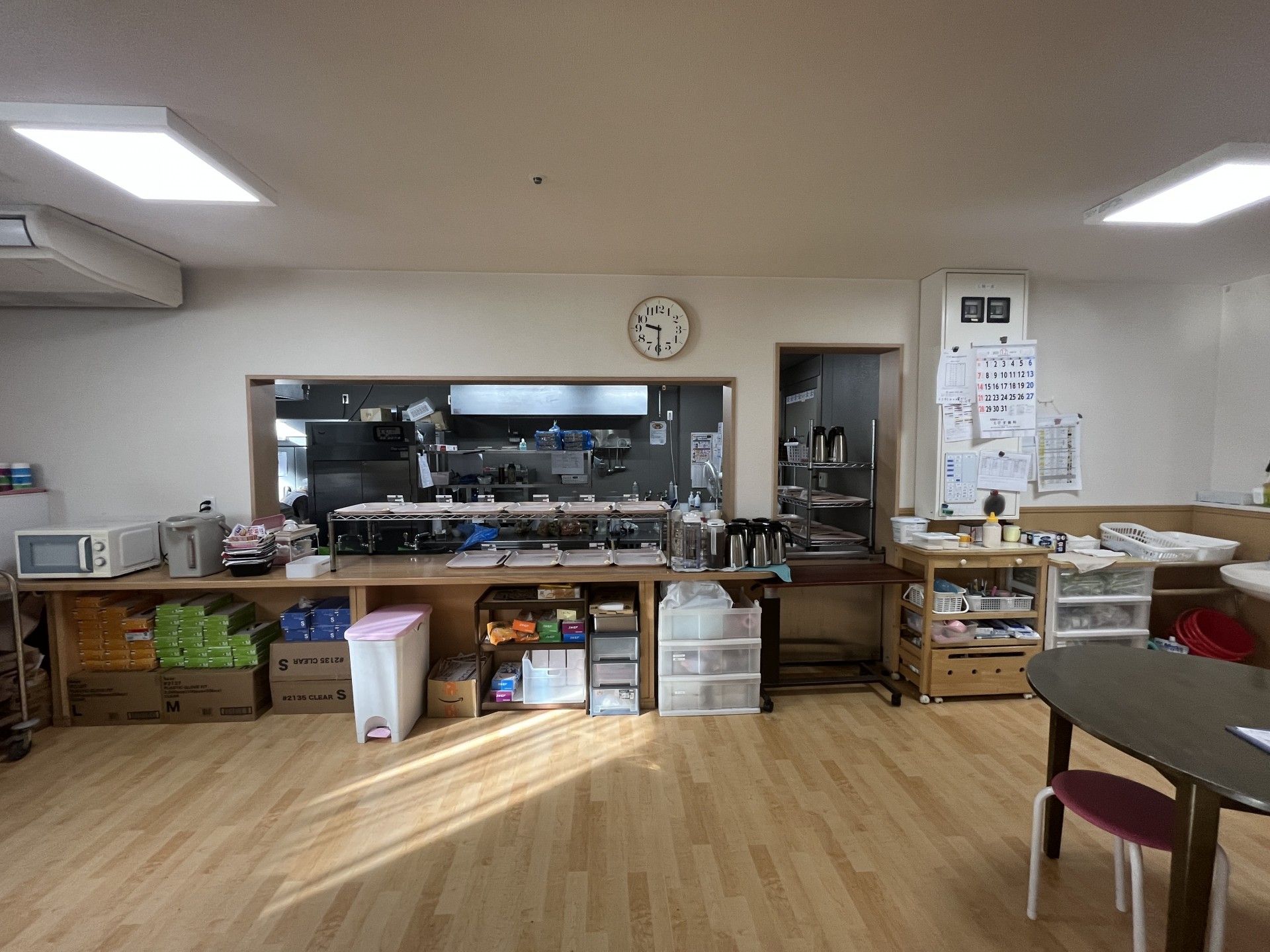調理スペースと備品棚