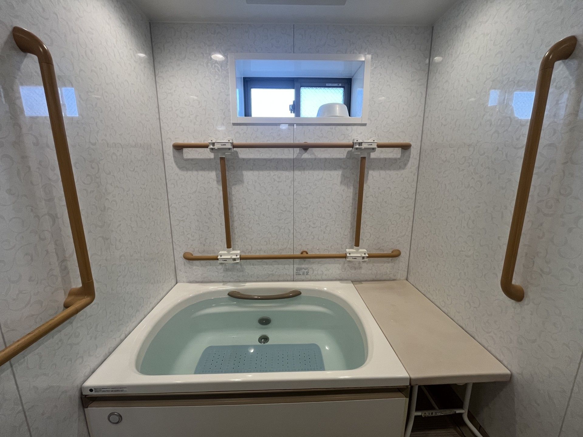 手すり付きの浴室