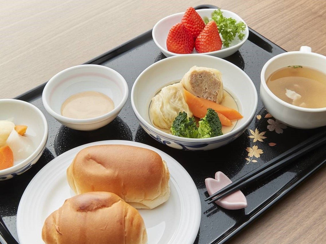 繊細な料理が少しずつきれいに盛られた赤い器。食べやすい一口サイズとなっている。