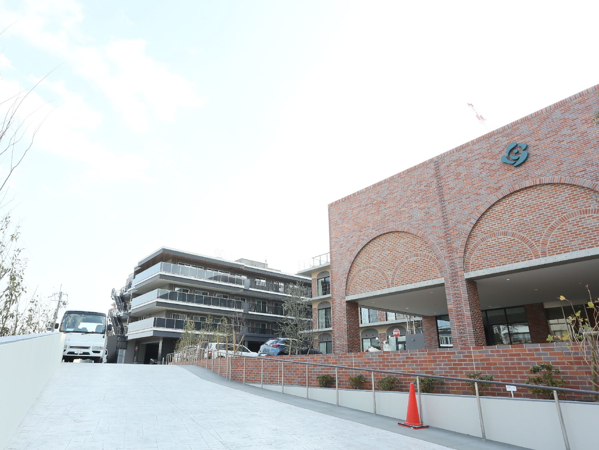 レンガ調の建物の周りには緑も多く、病院に対してある暗いイメージを払拭してくれる明るさがある。