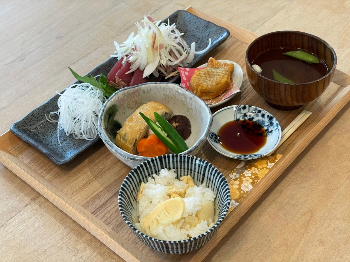 和食の彩り豊かな食事セット