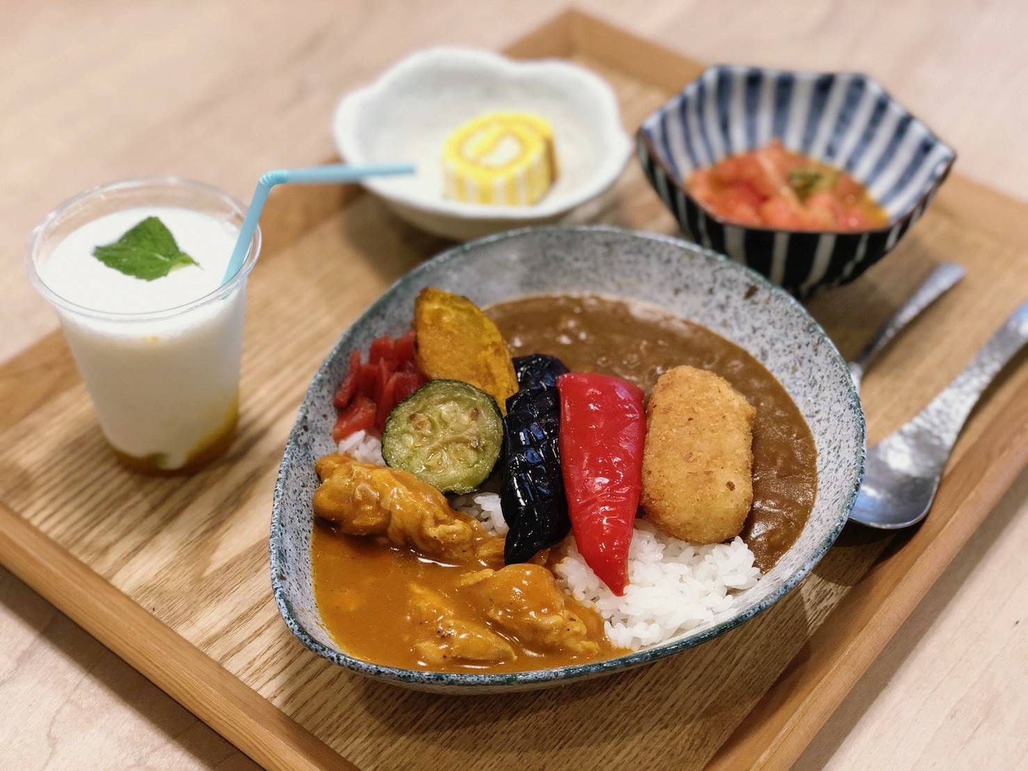 カラフルな食事セット