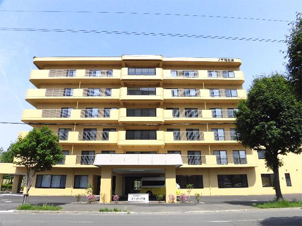 明るい外観の建物