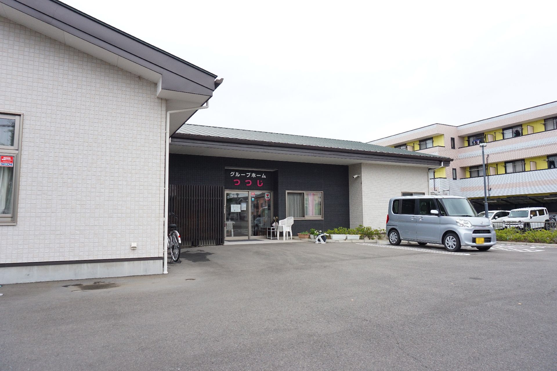 日本風の屋根があり、親しみを感じやすい形状を持つ施設の外観