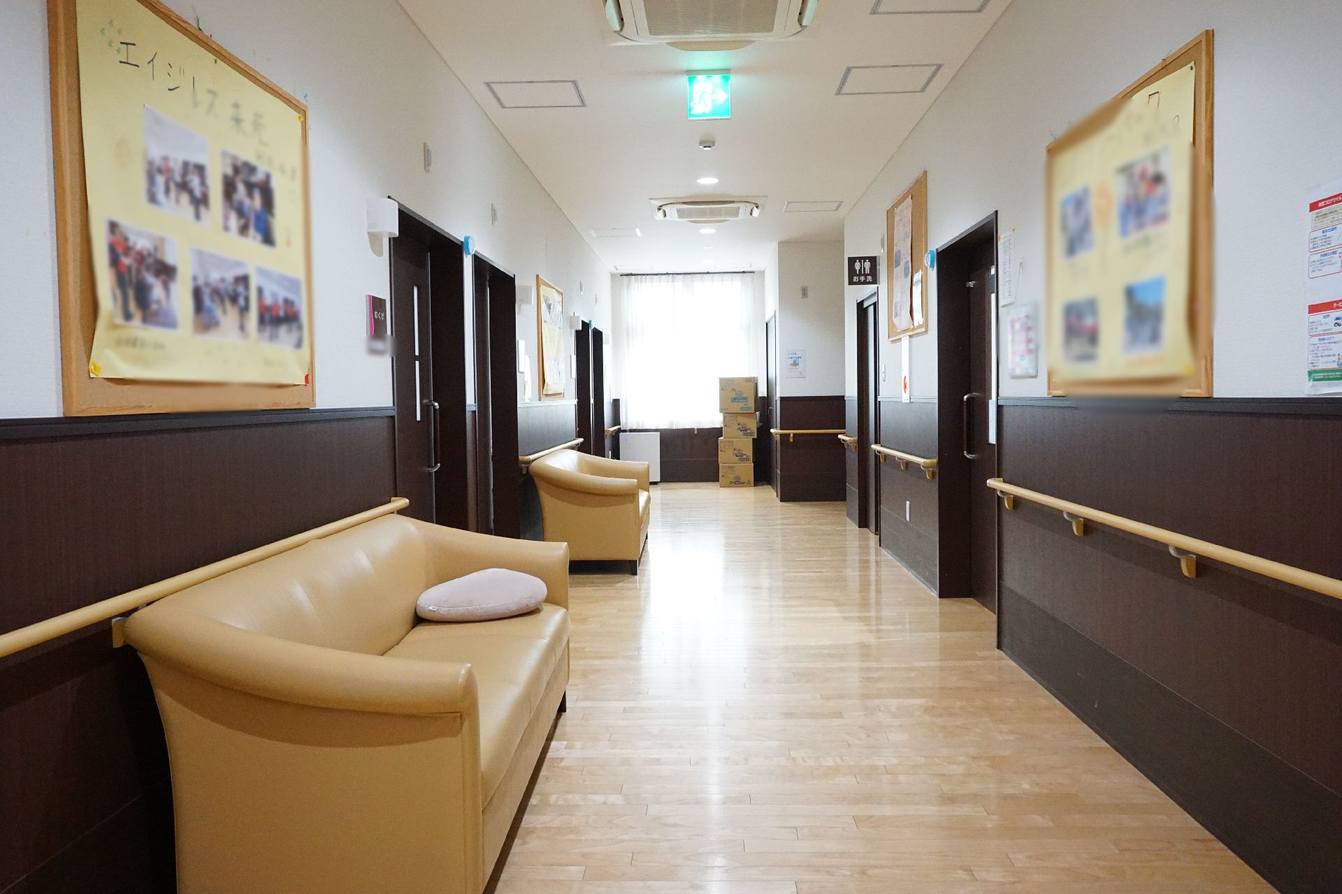 バリアフリー化され、床の段差がすべて取り払われている廊下