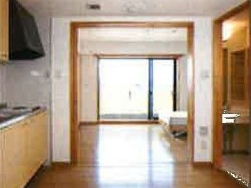 左側にキッチン、右側に水回り設備がある施設内の居住空間の写真