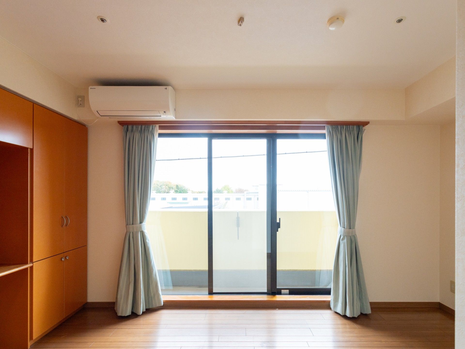明るい窓辺の部屋