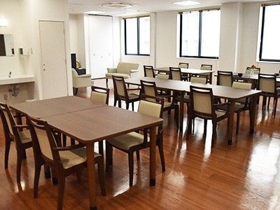 ダークブラウンでまとめられたリビングダイニングは大人の雰囲気。ダイニングテーブルが置かれ、ソファスペースではテレビ鑑賞もできる。
