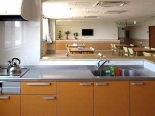 キッチン付きの食堂。キッチンは対面式でオール電化。作業場も広く使いやすい。