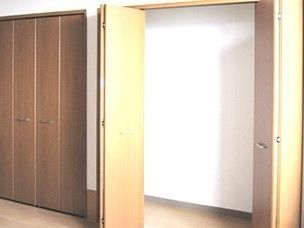 大容量の収納スペースは棚などが付いていないシンプルなデザインで、自分好みにアレンジが可能。