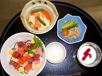 ちらし寿司とサラダとデザートのセット