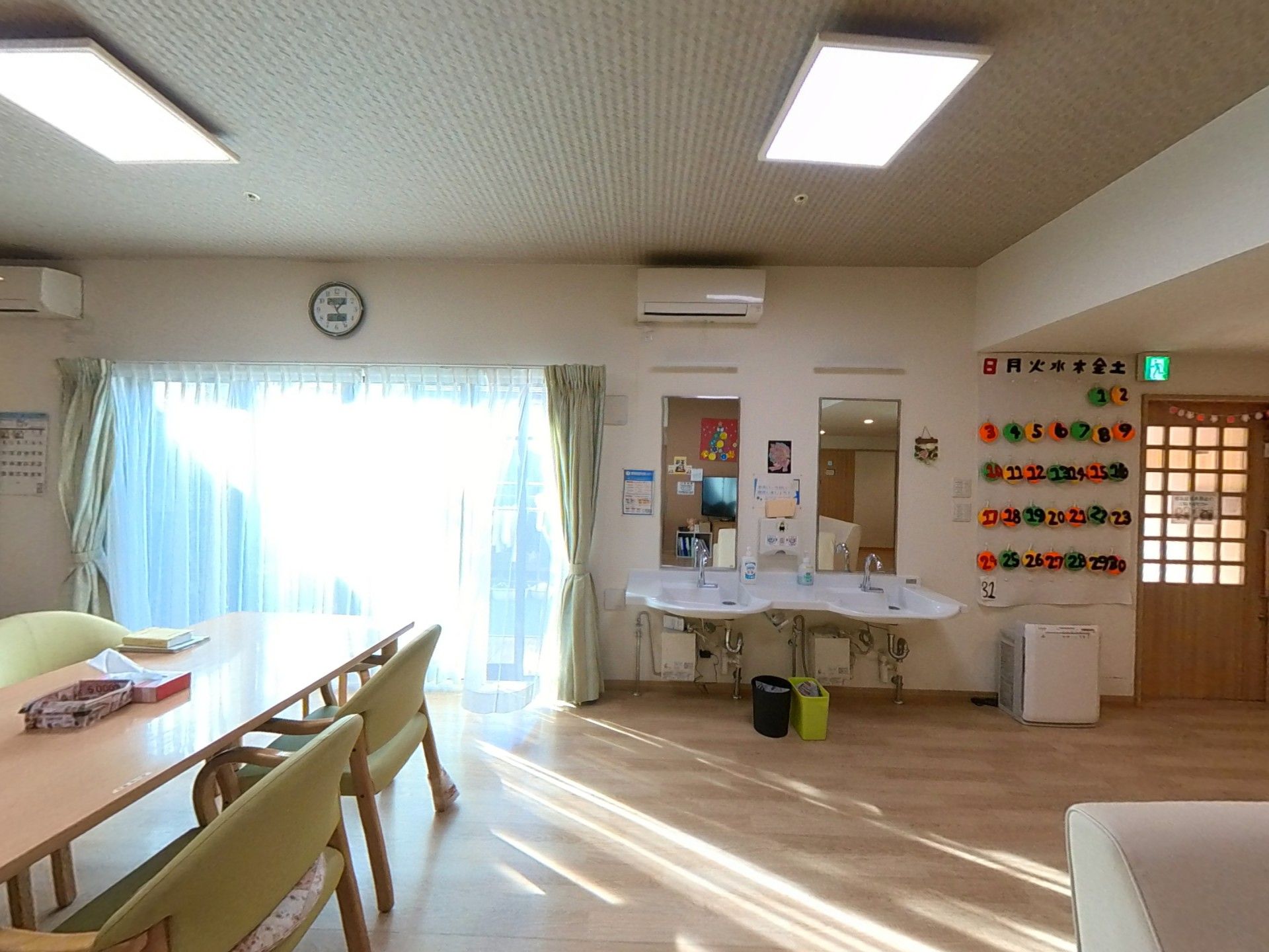 明るい居室の中の様子