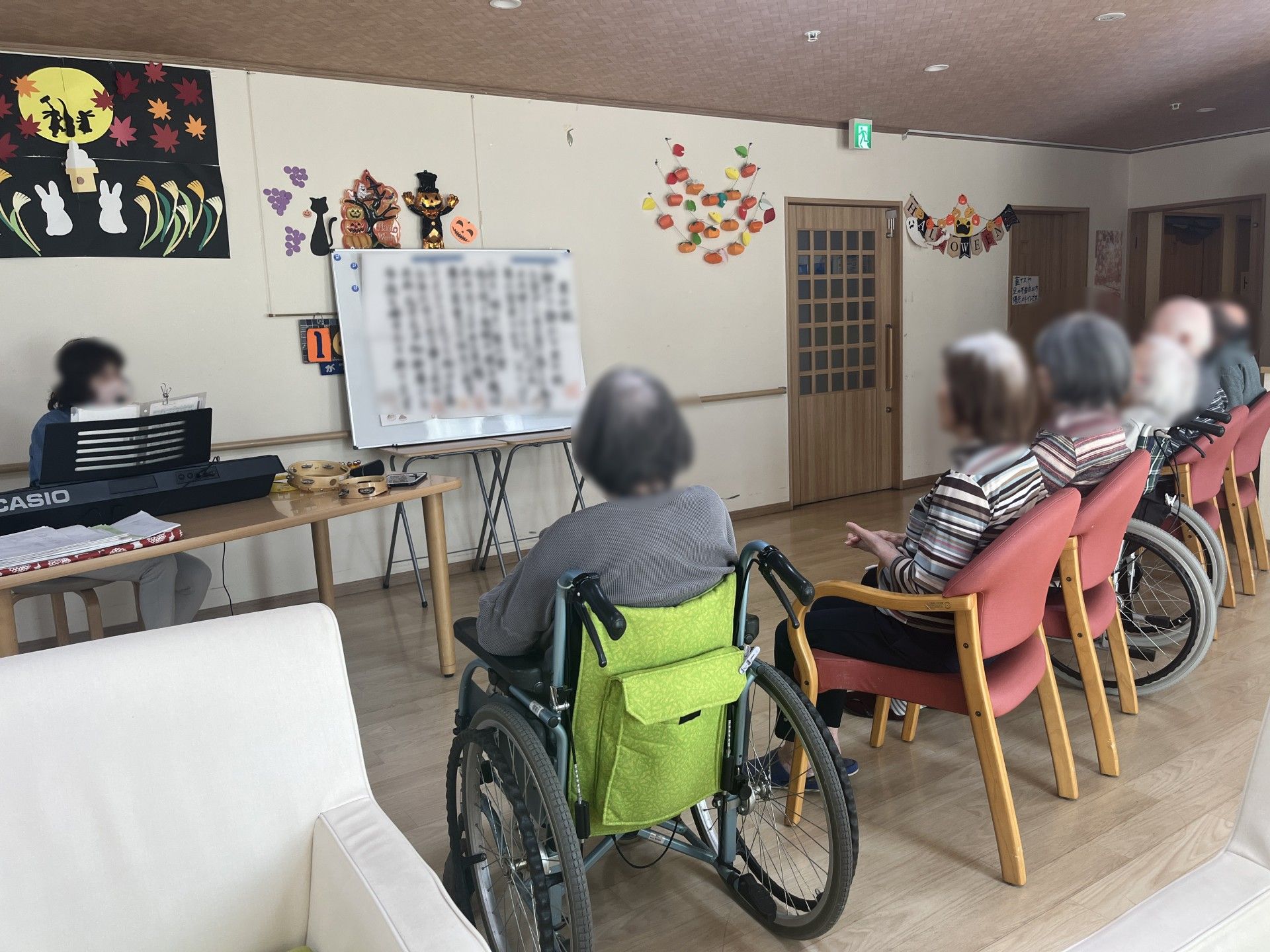レクリエーションをする入居者