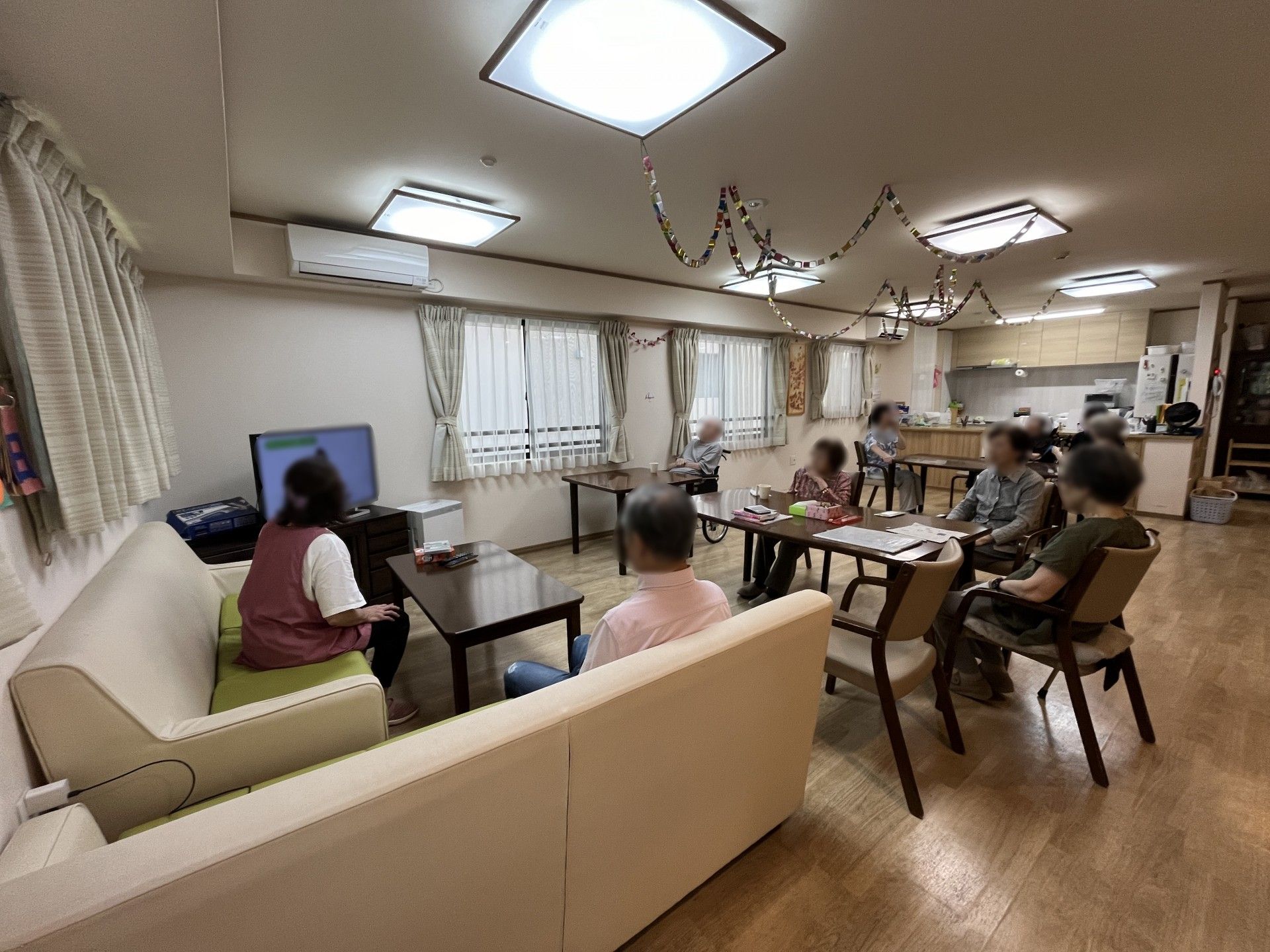 仲良く食事をしている高齢の男性と女性