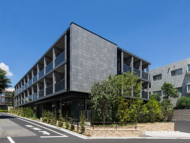 施設は、緑の溢れる邸宅地にあり、地上3階、地下1階の近代的なモダン建築を意識したコンクリート造りの設計になっている。