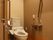 トイレには温水洗浄便座を設置している。壁には非常ボタンを取りつけ、その横に可動式の手すりが用意されている。