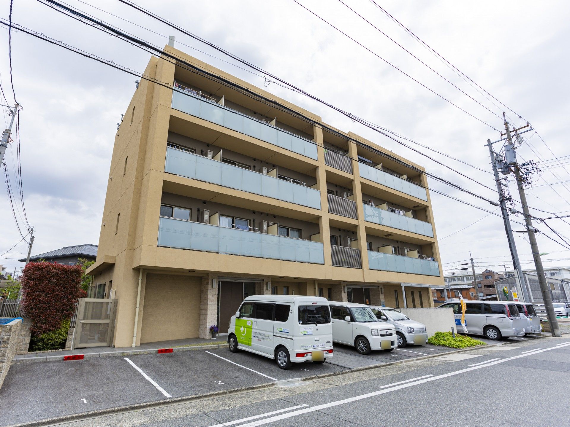駐車場のある建物外観
