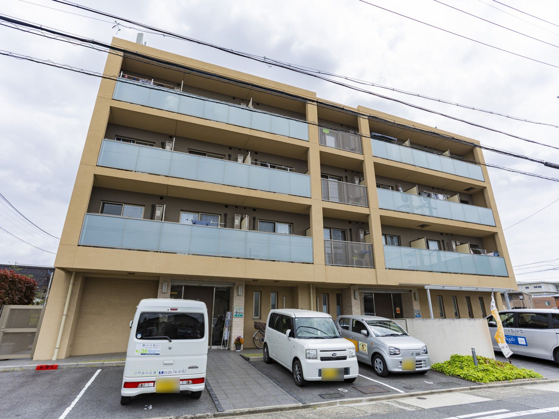 駐車場のある建物外観