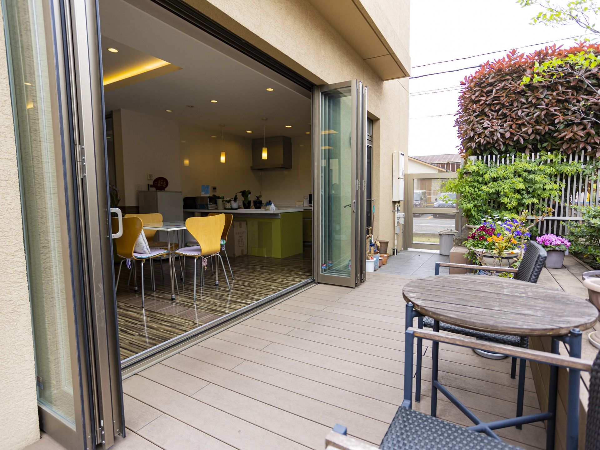 開放的なテラスと食事スペース