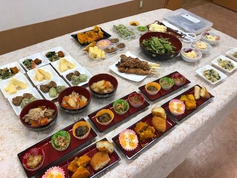 テーブルに並ぶ、焼き鳥や、けんちん汁、から揚げやグラタン