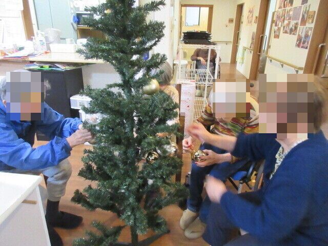 クリスマスツリー飾り付け活動