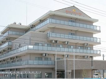鉄骨造の施設の外観。第二グレイスフル岡谷の外観を写したもの
