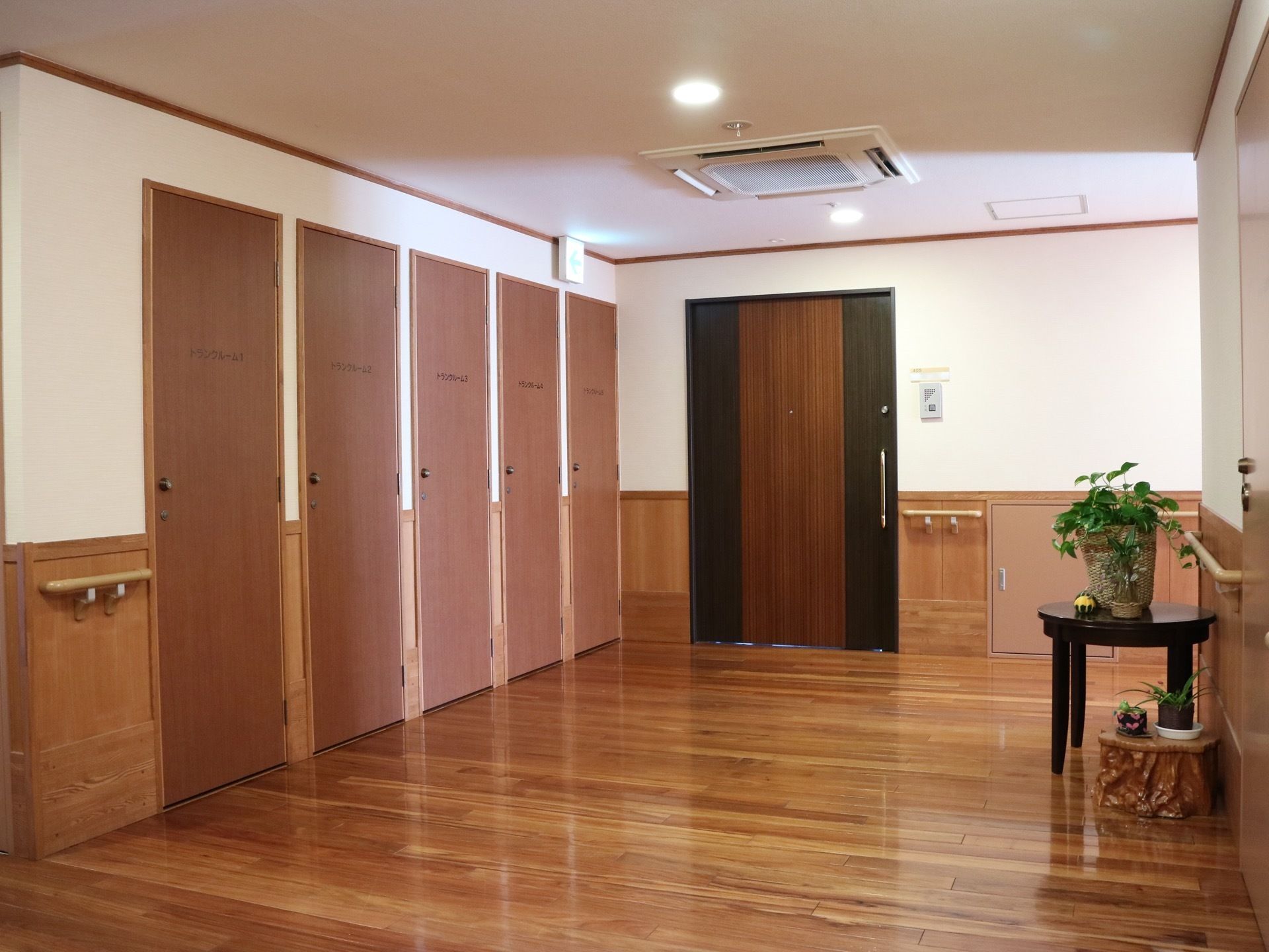 空調設備の整っている廊下。途中にトランクルームが５つ設けられており、それぞれの扉には鍵が掛けられるようになっている。