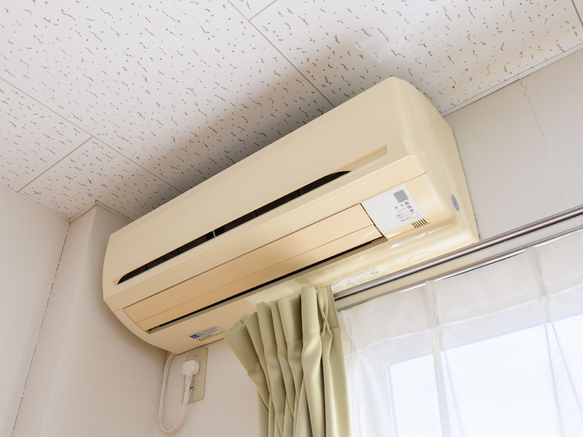 介護施設内の至るところに取り付けられているエアコン