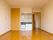 シンプルな部屋には、キッチンと収納が備え付けてある。段差がなく、緊急時の呼び出しボタンを設置しているため、安心して生活を送ることができる。