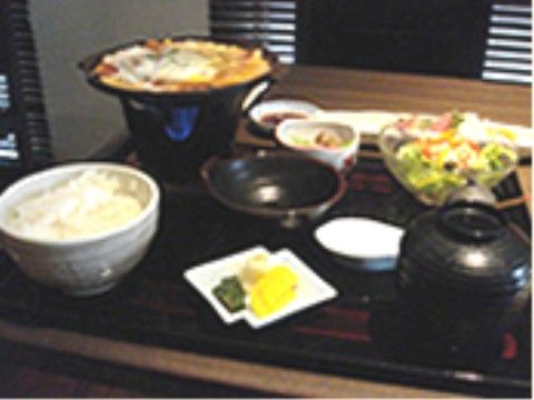 懐石料理のような上品な盛り付けがされた、食事の一例