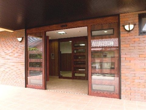 ウッドカラーを基調とした入り口には、インターフォンを設置されている。来訪者様の対応がしやすく、高いセキュリティーがある。